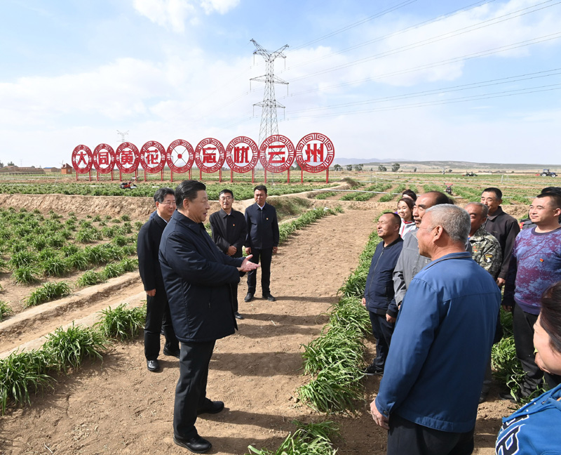5月11日至12日,中共中央總書記、國家主席、中央軍委主席習(xí)近平在山西考察。這是5月11日下午,習(xí)近平在大同市云州區(qū)有機黃花標(biāo)準(zhǔn)化種植基地,同正在勞作的村民們親切交談。新華社記者 李學(xué)仁 攝