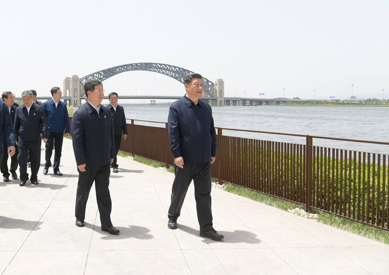 5月11日至12日,中共中央總書記、國家主席、中央軍委主席習(xí)近平在山西考察。這是5月12日中午,習(xí)近平在汾河太原城區(qū)晉陽橋段考察汾河水治理及沿岸生態(tài)保護、城市環(huán)境建設(shè)等情況。新華社記者 李學(xué)仁 攝