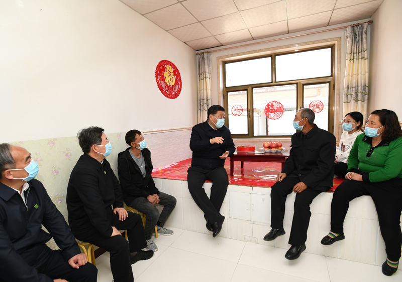 5月11日至12日,中共中央總書記、國家主席、中央軍委主席習(xí)近平在山西考察。這是5月11日下午,習(xí)近平在大同市云州區(qū)西坪鎮(zhèn)坊城新村,同搬遷戶白高山一家人坐在炕沿兒上拉家常。新華社記者 謝環(huán)馳 攝