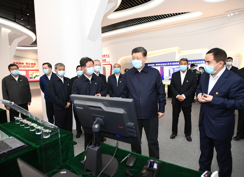 5月11日至12日,中共中央總書記、國家主席、中央軍委主席習(xí)近平在山西考察。這是5月12日上午,習(xí)近平在山西轉(zhuǎn)型綜合改革示范區(qū)政務(wù)服務(wù)中心,了解示范區(qū)改革創(chuàng)新發(fā)展情況。新華社記者 謝環(huán)馳 攝
