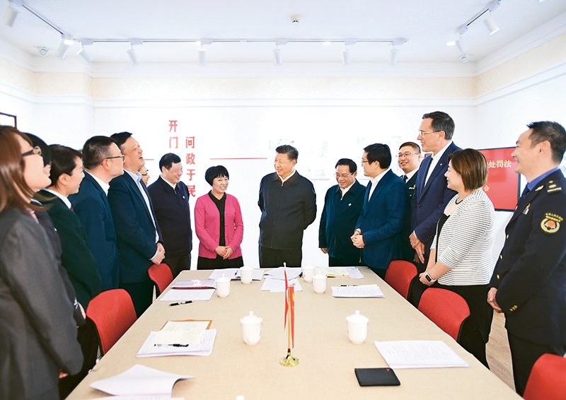 2019年11月2日至3日,中共中央總書記、國(guó)家主席、中央軍委主席習(xí)近平在上海考察。這是2日下午,習(xí)近平在長(zhǎng)寧區(qū)虹橋街道古北市民中心,同正在參加立法意見征詢的社區(qū)居民代表親切交流。 新華社記者 謝環(huán)馳/攝
