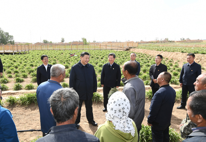 5月11日至12日,中共中央總書記、國家主席、中央軍委主席習(xí)近平在山西考察。這是5月11日下午,習(xí)近平在大同市云州區(qū)有機黃花標(biāo)準(zhǔn)化種植基地,同正在勞作的村民們親切交談。新華社記者 謝環(huán)馳 攝