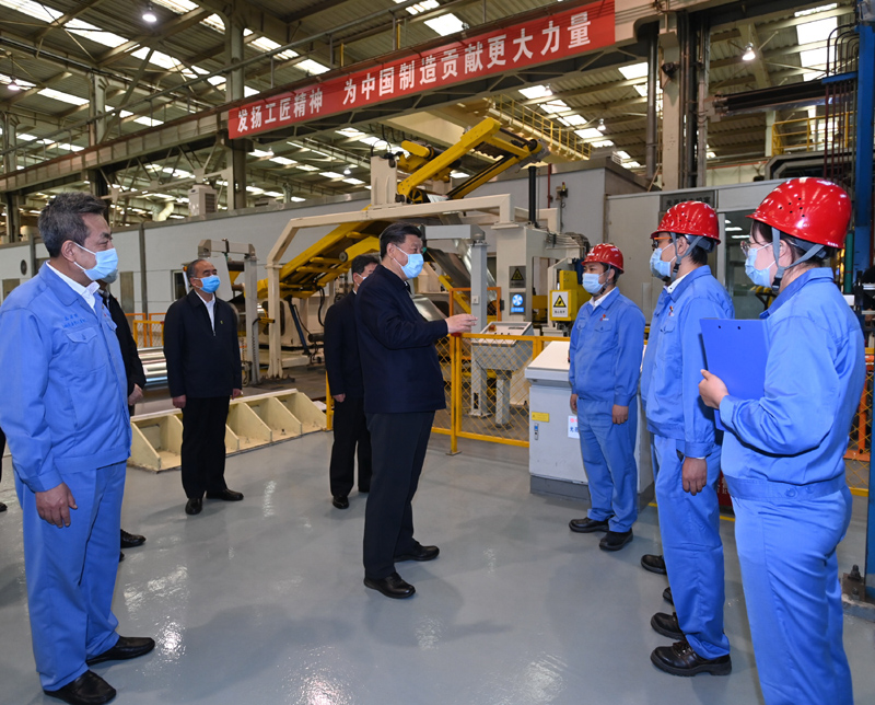 5月11日至12日,中共中央總書記、國家主席、中央軍委主席習(xí)近平在山西考察。這是5月12日上午,習(xí)近平在太鋼不銹鋼精密帶鋼有限公司生產(chǎn)車間,了解企業(yè)復(fù)工復(fù)產(chǎn)情況。新華社記者 李學(xué)仁 攝