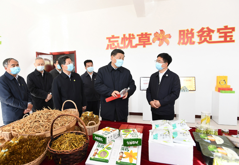 5月11日至12日,中共中央總書記、國家主席、中央軍委主席習(xí)近平在山西考察。這是5月11日下午,習(xí)近平在大同市云州區(qū)西坪鎮(zhèn)坊城新村技能培訓(xùn)服務(wù)站,察看黃花產(chǎn)業(yè)相關(guān)產(chǎn)品展示。新華社記者 謝環(huán)馳 攝