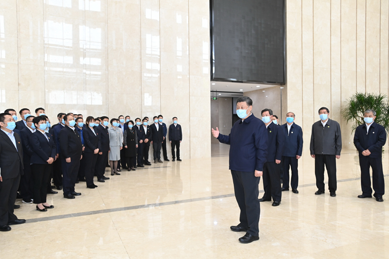 5月11日至12日,中共中央總書記、國家主席、中央軍委主席習(xí)近平在山西考察。這是5月12日上午,習(xí)近平在山西轉(zhuǎn)型綜合改革示范區(qū)政務(wù)服務(wù)中心考察時,同工作人員親切交流。新華社記者 李學(xué)仁 攝