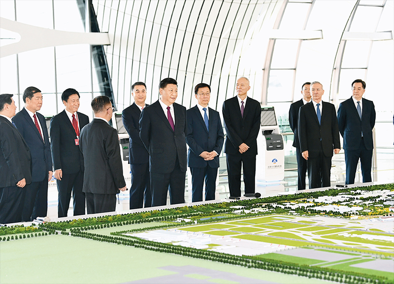 2019年9月25日上午,北京大興國際機(jī)場投運(yùn)儀式在北京舉行。中共中央總書記、國家主席、中央軍委主席習(xí)近平出席儀式,宣布機(jī)場正式投運(yùn)并巡覽航站樓。這是習(xí)近平在綜合交通中心聽取機(jī)場綜合交通體系建設(shè)情況介紹。