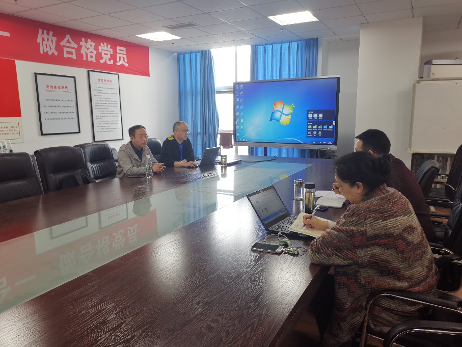 電視前的人中度可信度描述已自動(dòng)生成