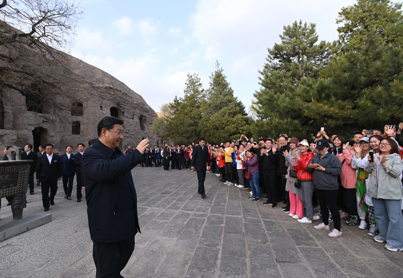 5月11日至12日,中共中央總書記、國家主席、中央軍委主席習(xí)近平在山西考察。這是5月11日下午,習(xí)近平在大同市云岡石窟考察時,向游客們揮手致意。新華社記者 李學(xué)仁 攝